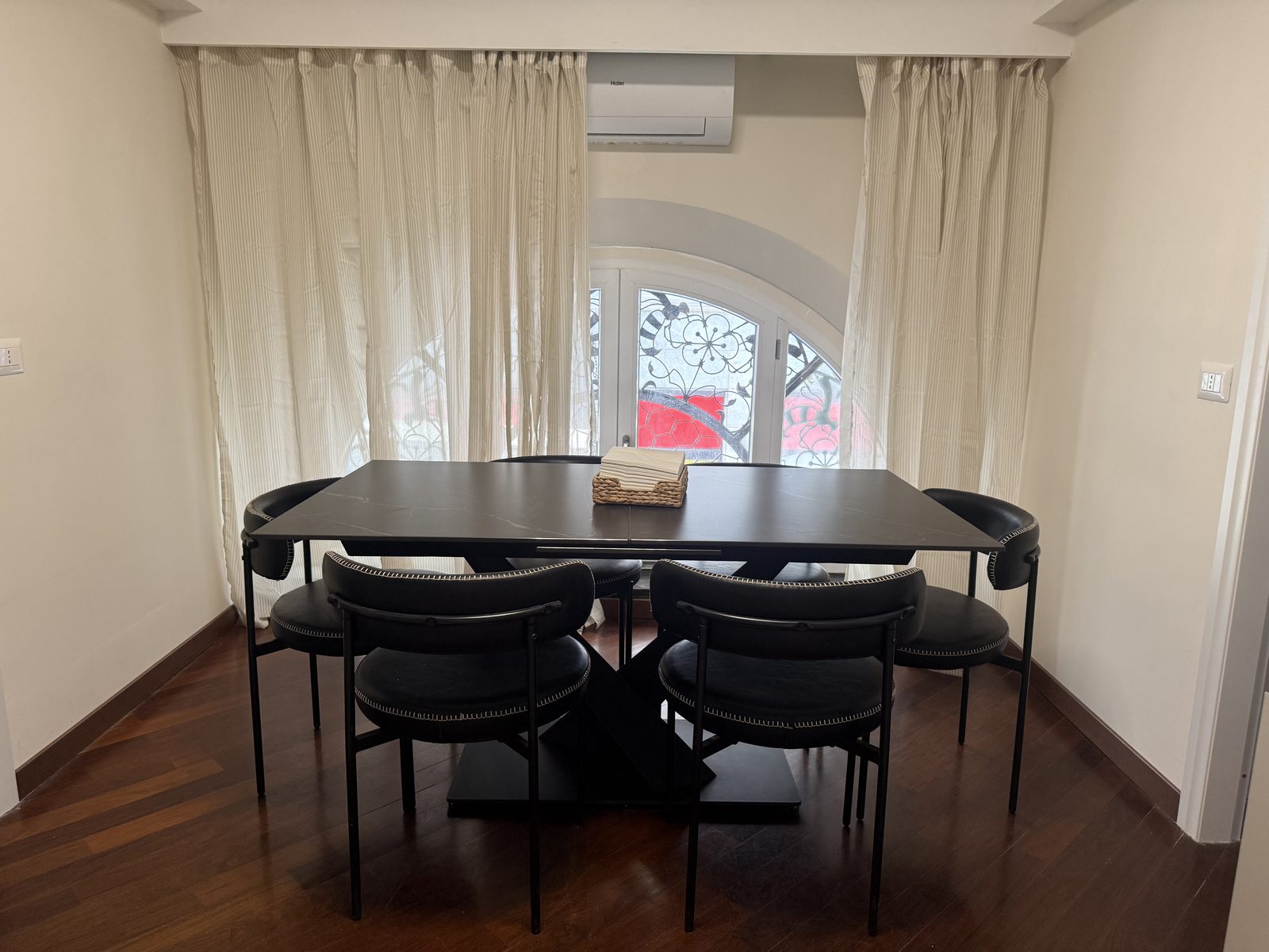 La sala da pranzo sotto la finestra ad arco